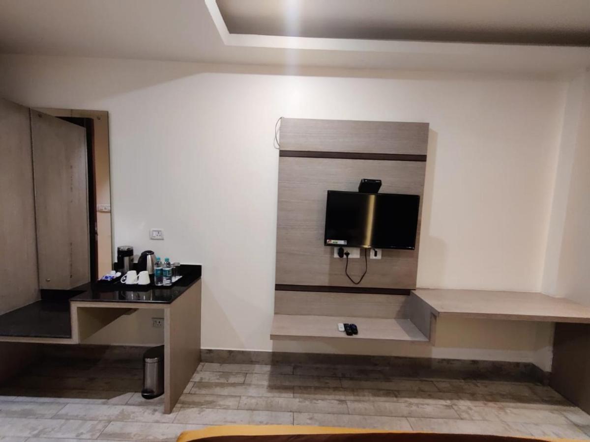 D Silverleaf 3* Lucknow
